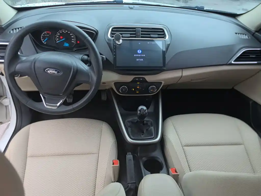 Ford Escort 2017 — фото 10
