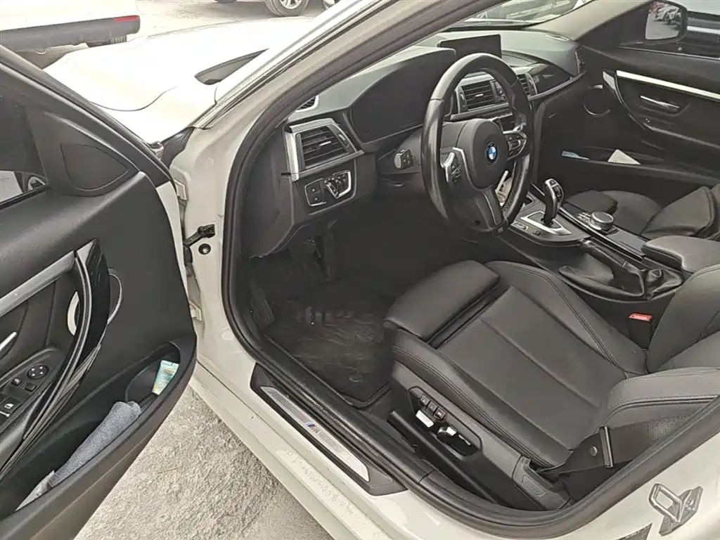 BMW 3 Series 2019 — фото 15