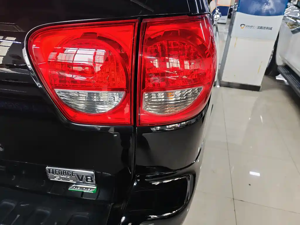 Toyota Sequoia 2010 — фото 16