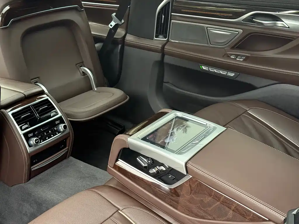 BMW 7 Series 2016 — фото 11
