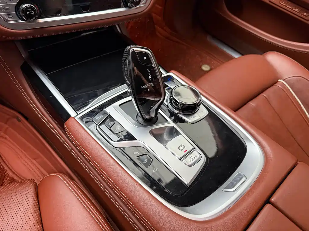 BMW 7 Series 2018 — фото 10