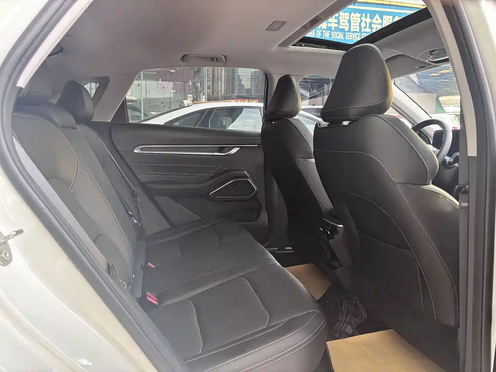 Geely Emgrand 2022