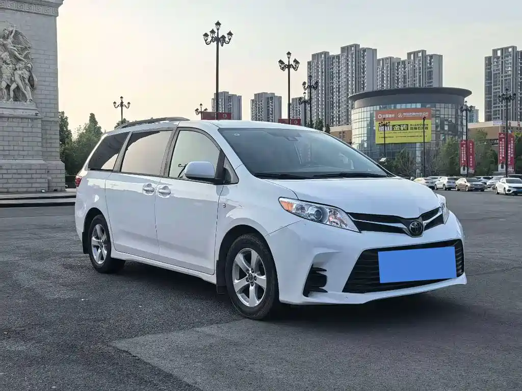 Toyota Sienna 2019 — фото 3