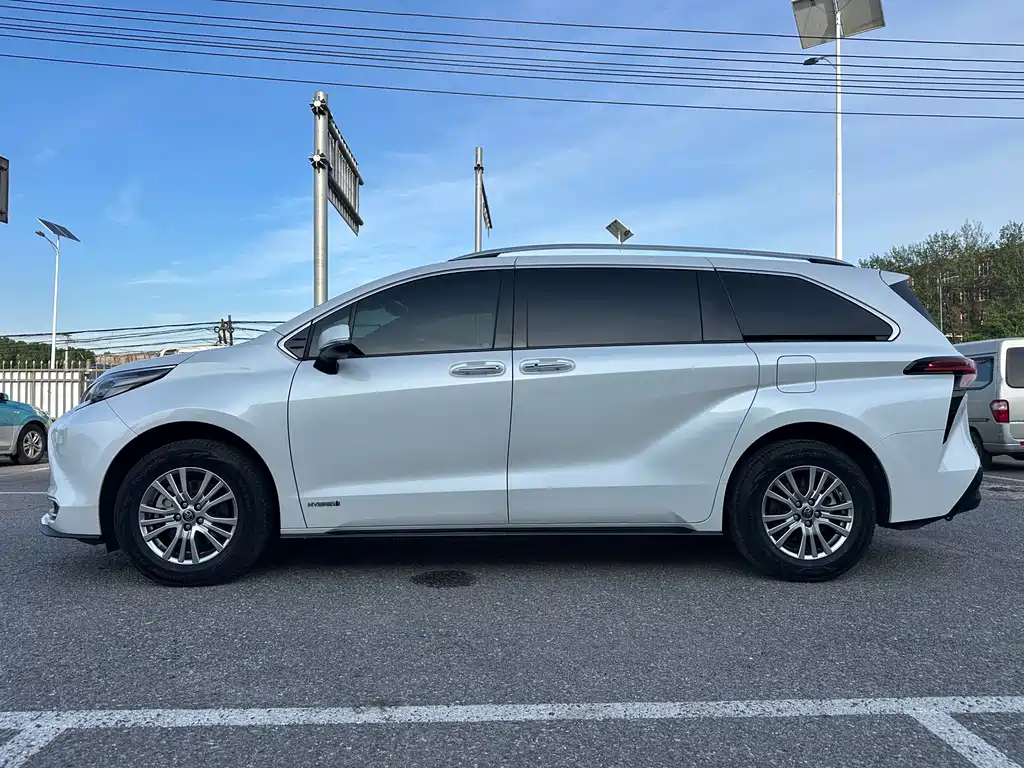 Toyota Sienna 2023 — фото 4