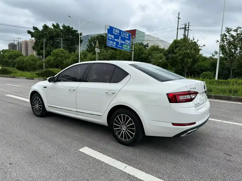 Skoda Octavia 2017 — фото 9