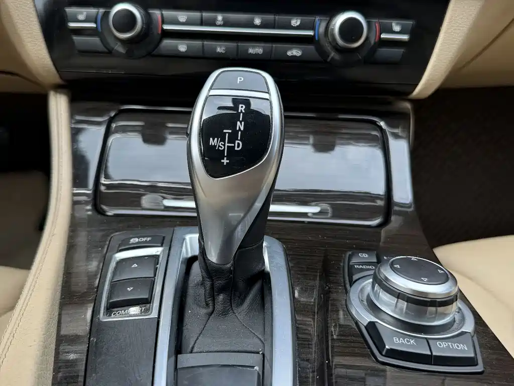 BMW 5 Series 2012 — фото 12