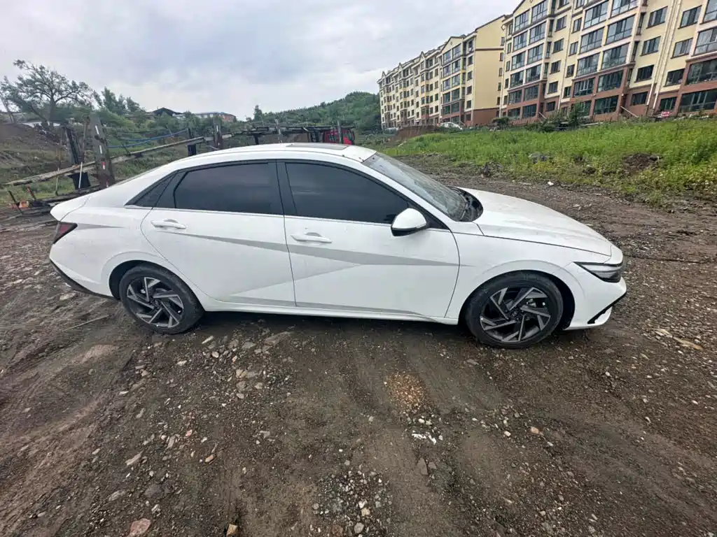 Hyundai Elantra 2025