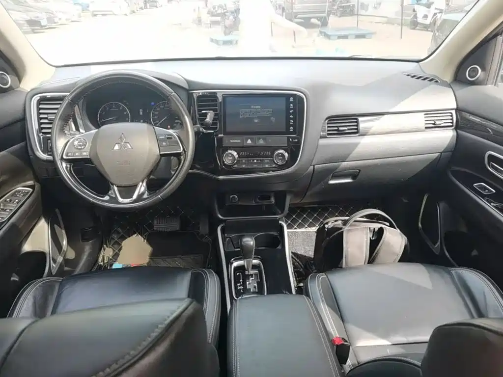 Mitsubishi Outlander 2020 — фото 10
