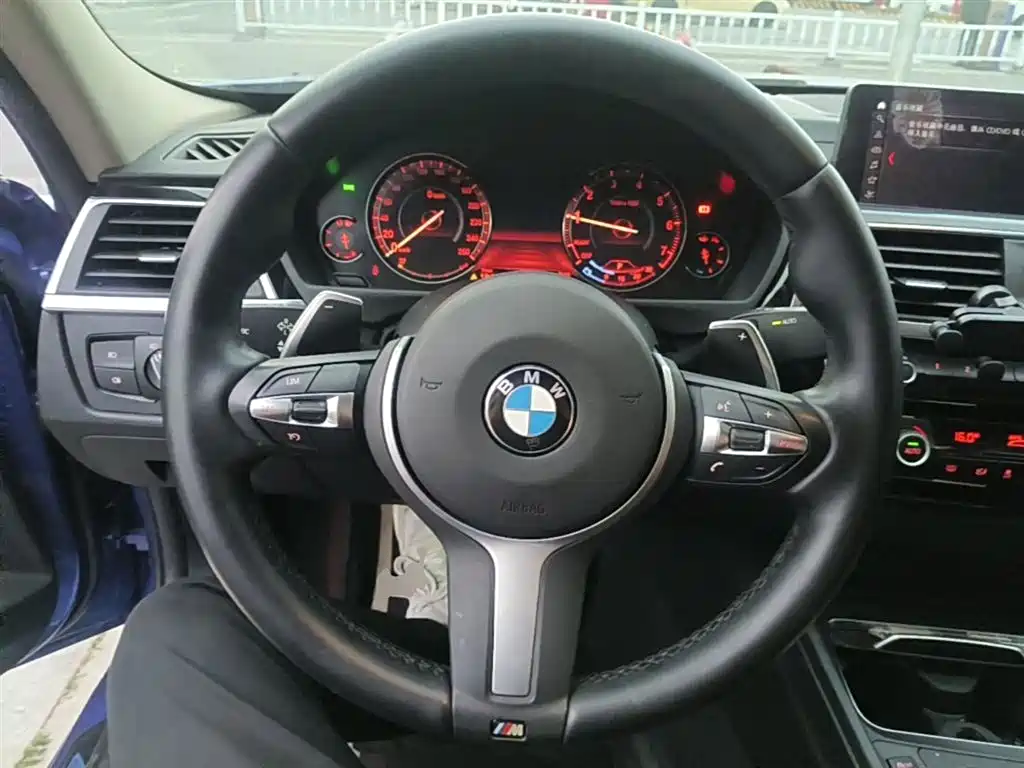 BMW 3 Series 2019 — фото 11