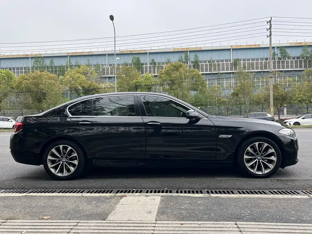 BMW 5 Series 2017 — фото 10