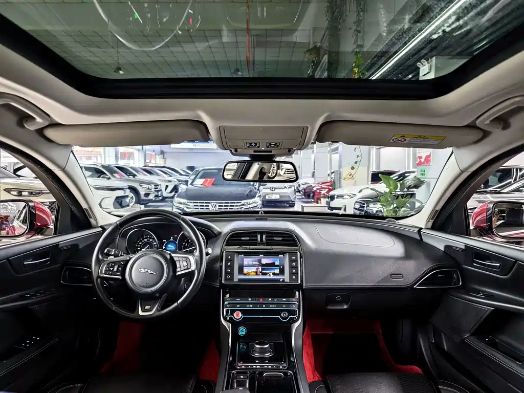 Jaguar XE 2018 — фото 6