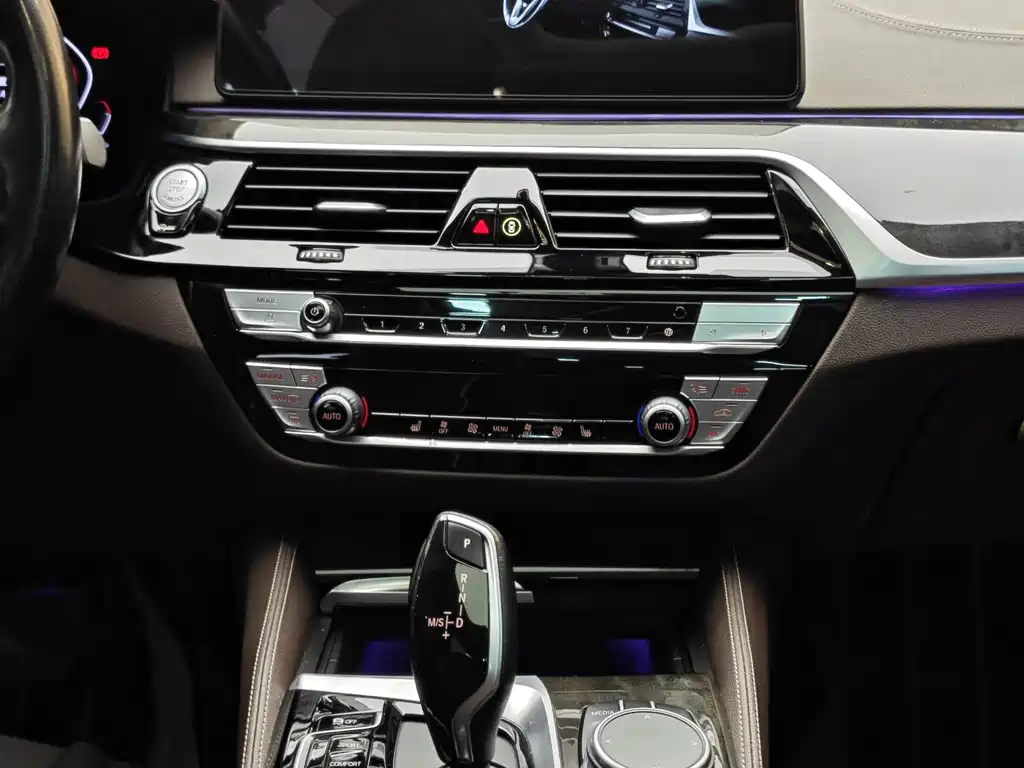 BMW 5 Series 2021 — фото 20