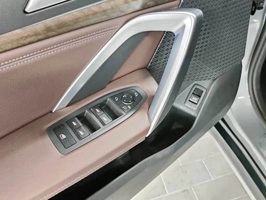 BMW iX1 2024 — фото 19