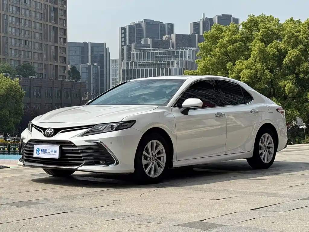Toyota Camry 2022 — фото 1
