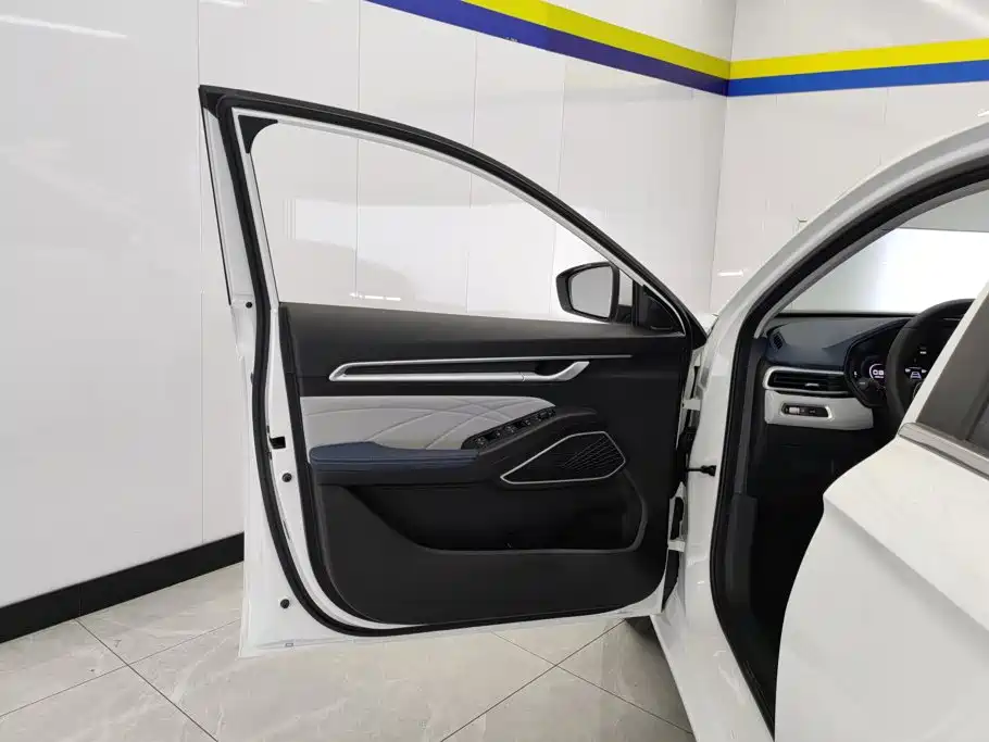 Geely Emgrand 2022