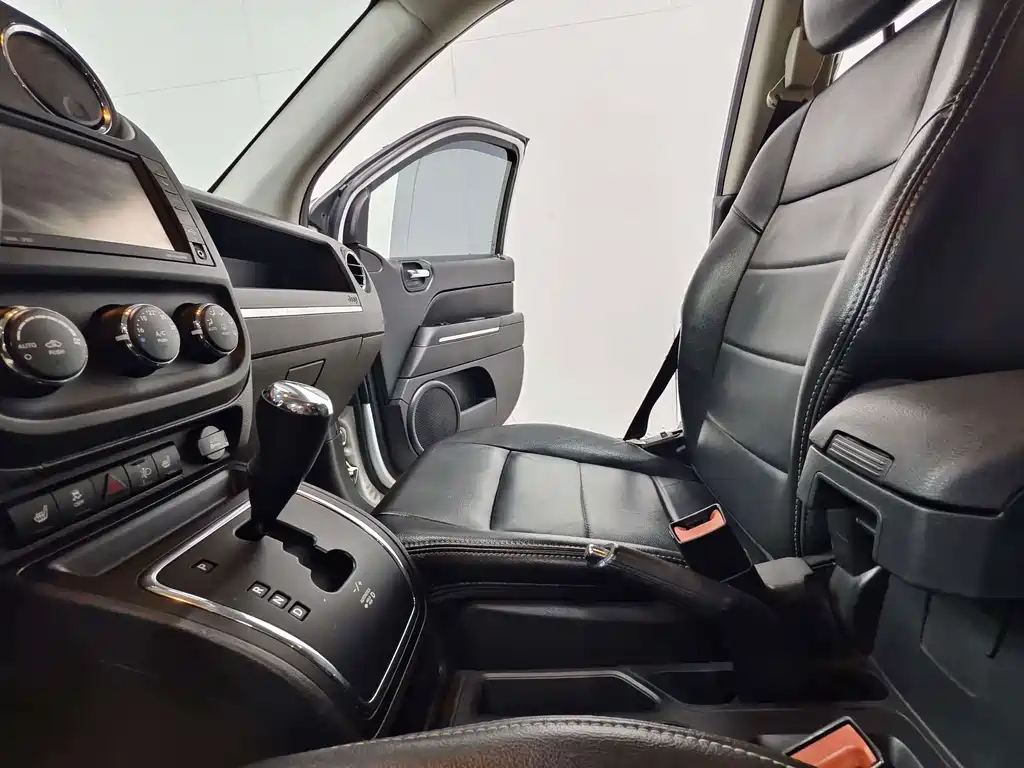 Jeep Compass 2013 — фото 12