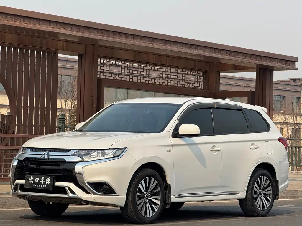 Mitsubishi Outlander 2022 — фото 3