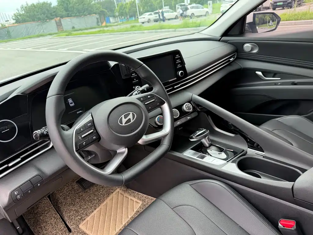 Hyundai Elantra 2025