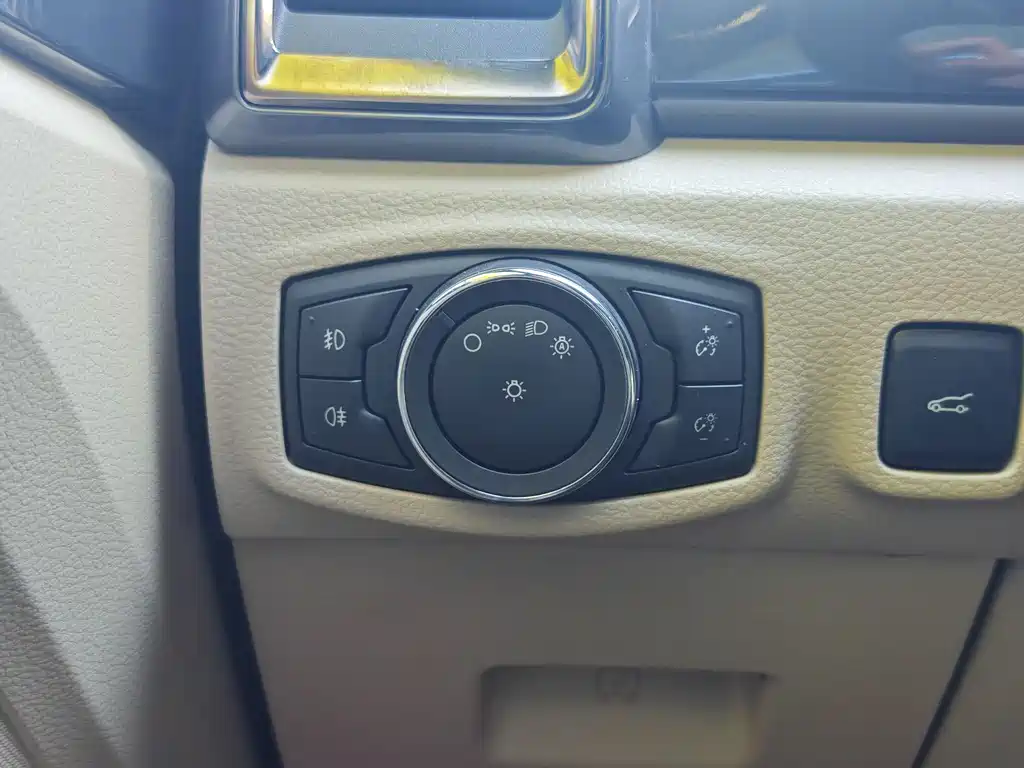 Ford Everest 2015 — фото 18