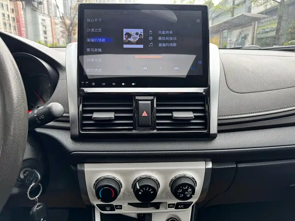 Toyota Yaris L 2015 — фото 16