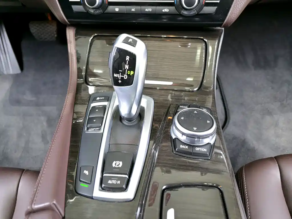 BMW 5 Series 2014 — фото 16