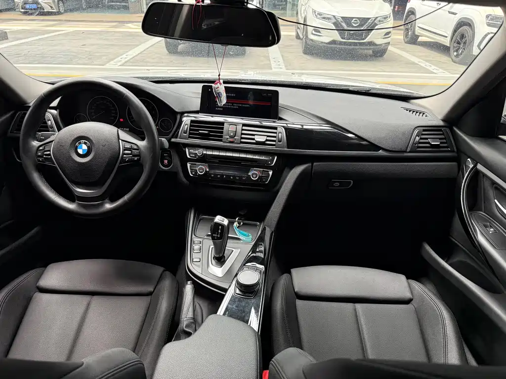 BMW 3 Series 2019 — фото 11