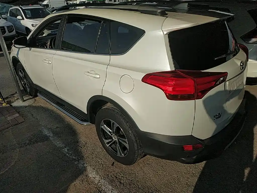 Toyota RAV4 2015 — фото 5