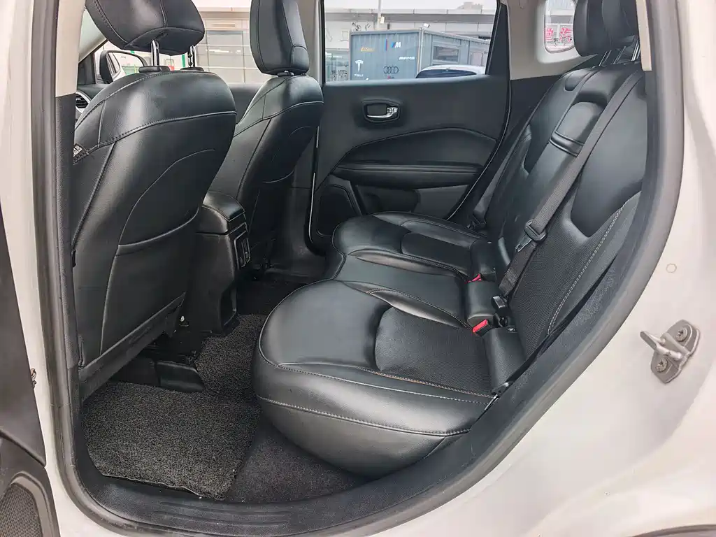 Jeep Compass 2018 — фото 11
