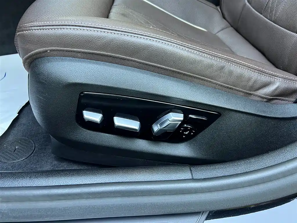 BMW 5 Series 2021 — фото 19