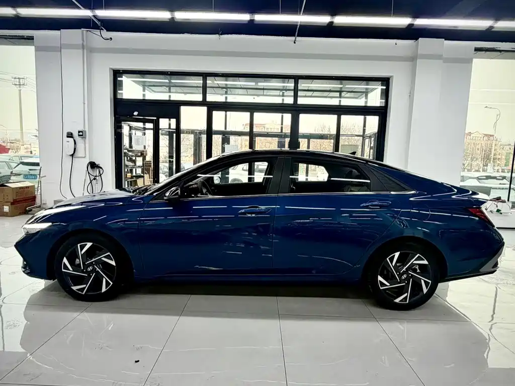 Hyundai Elantra 2023 — фото 3