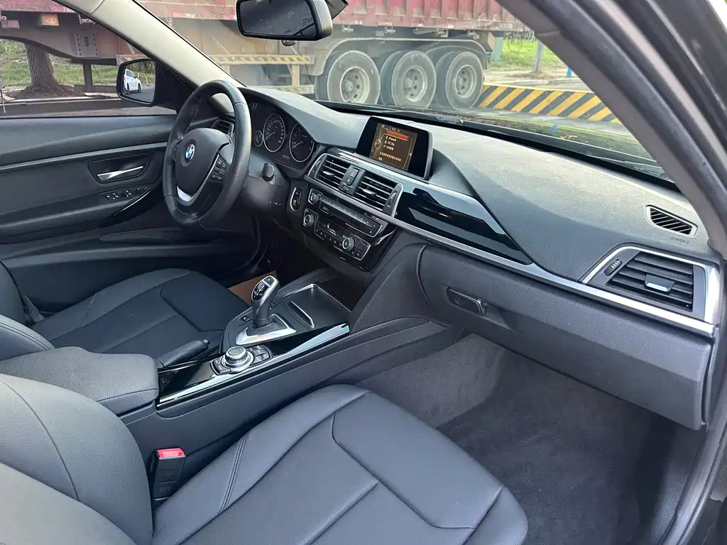 BMW 3 Series 2017 — фото 18
