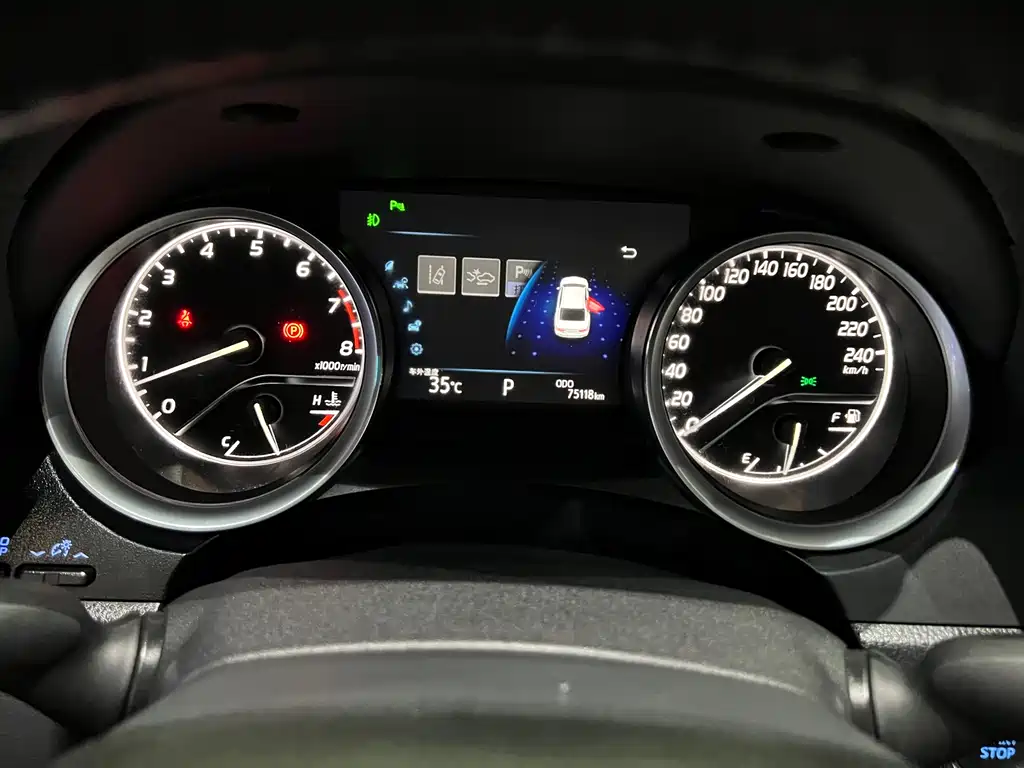 Toyota Camry 2018 — фото 17