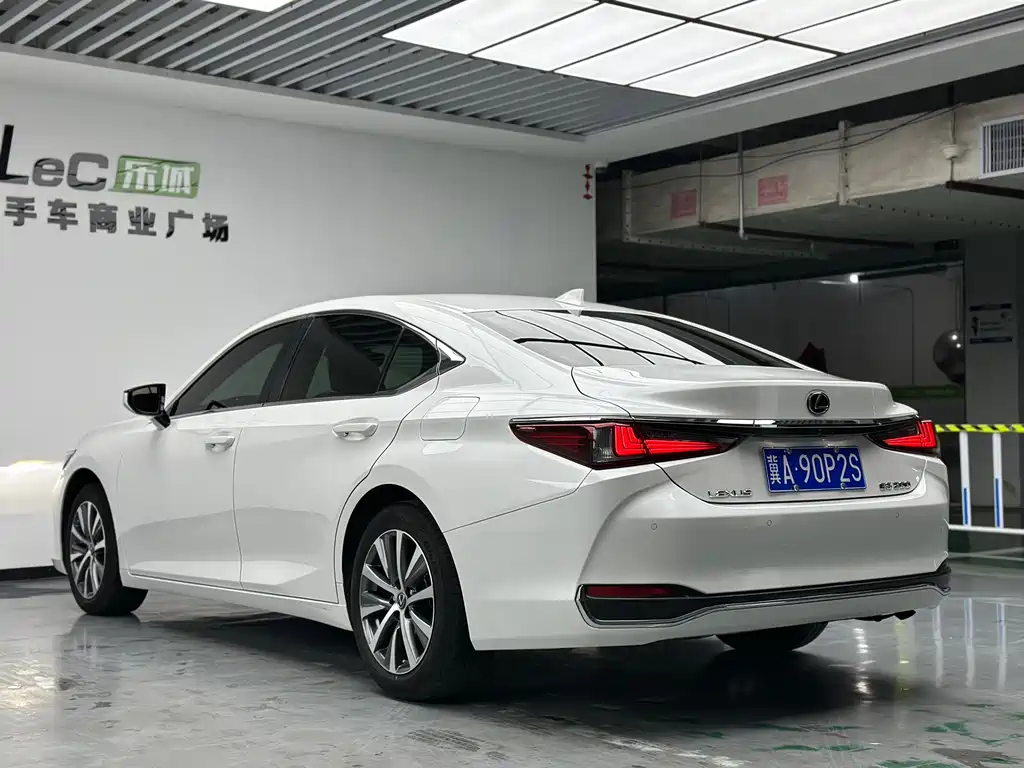 Lexus ES 2021 — фото 14