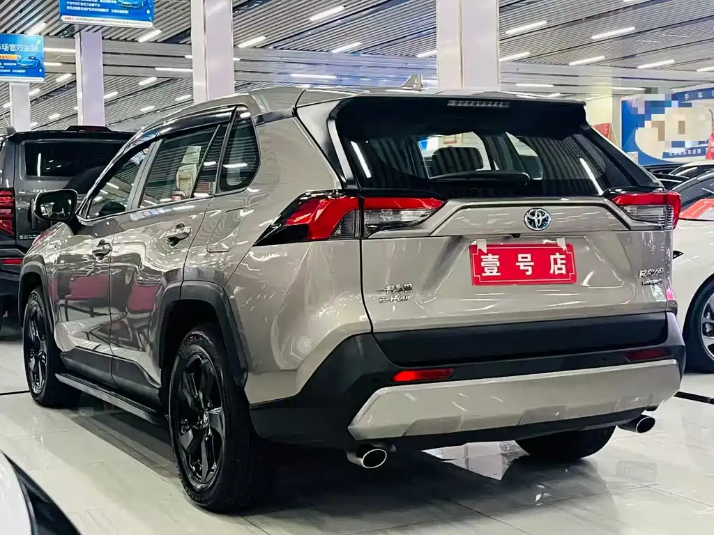 Toyota RAV4 2021 — фото 6