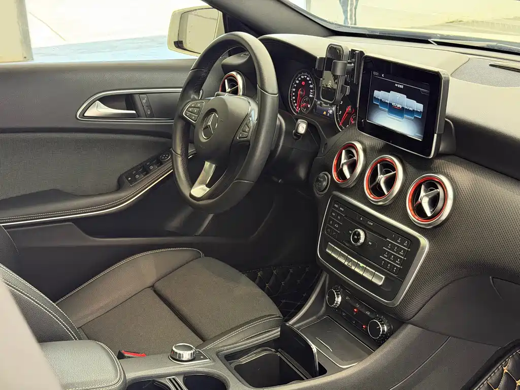 Mercedes-Benz A-Class 2018 — фото 13