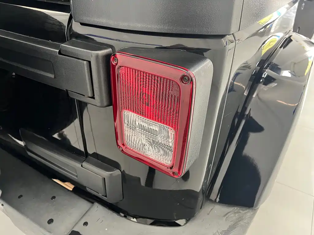 Jeep Wrangler 2010 — фото 16