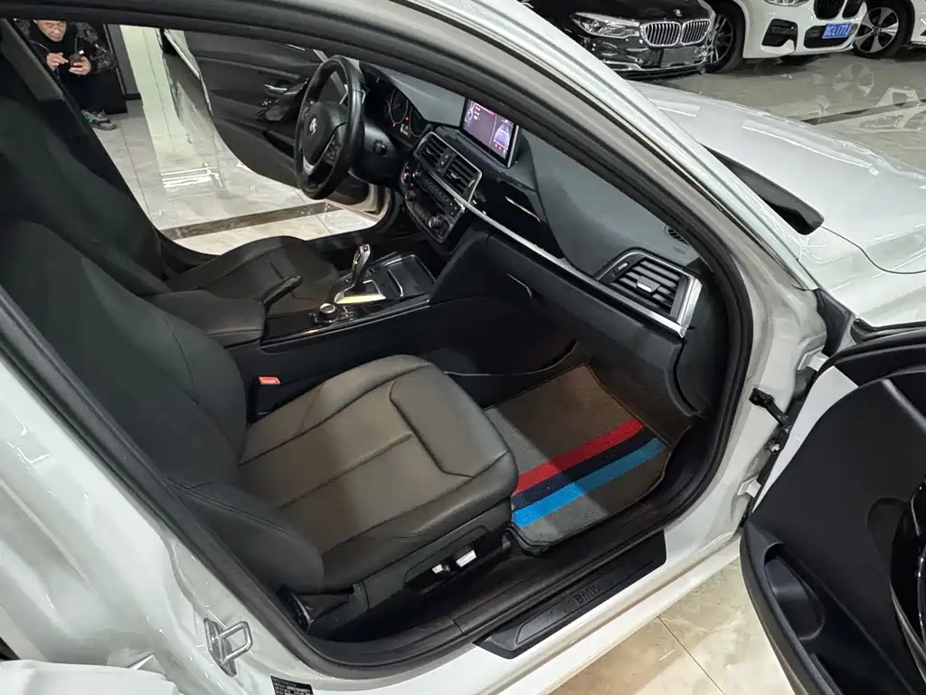 BMW 3 Series 2017 — фото 14