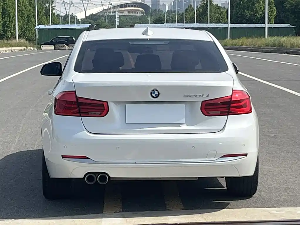 BMW 3 Series 2018 — фото 16