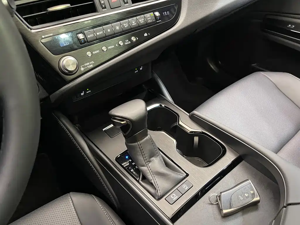 Lexus ES 2023 — фото 19