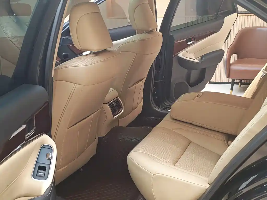 Toyota Crown 2017 — фото 10