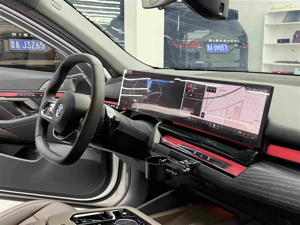 BMW 5 Series 2025 — фото 14