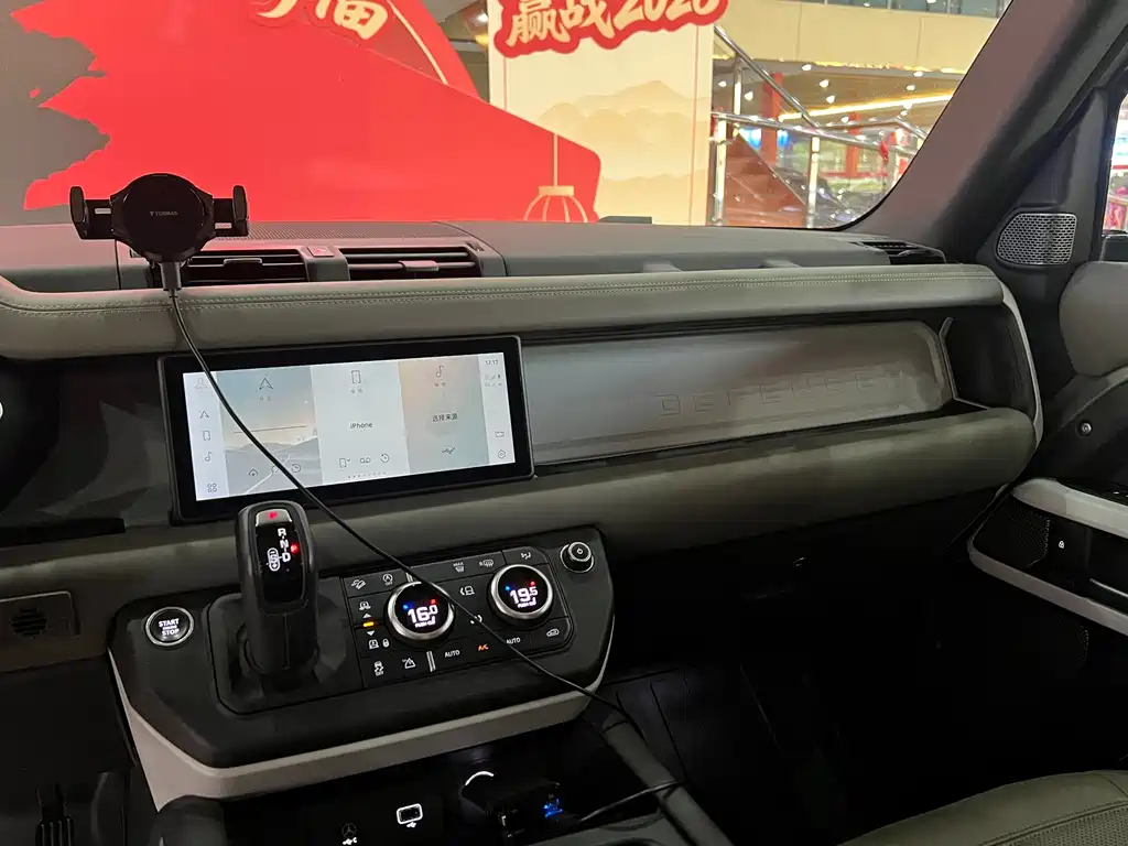 Land Rover Defender 2020 — фото 13