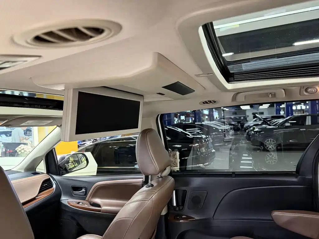 Toyota Sienna 2018 — фото 10