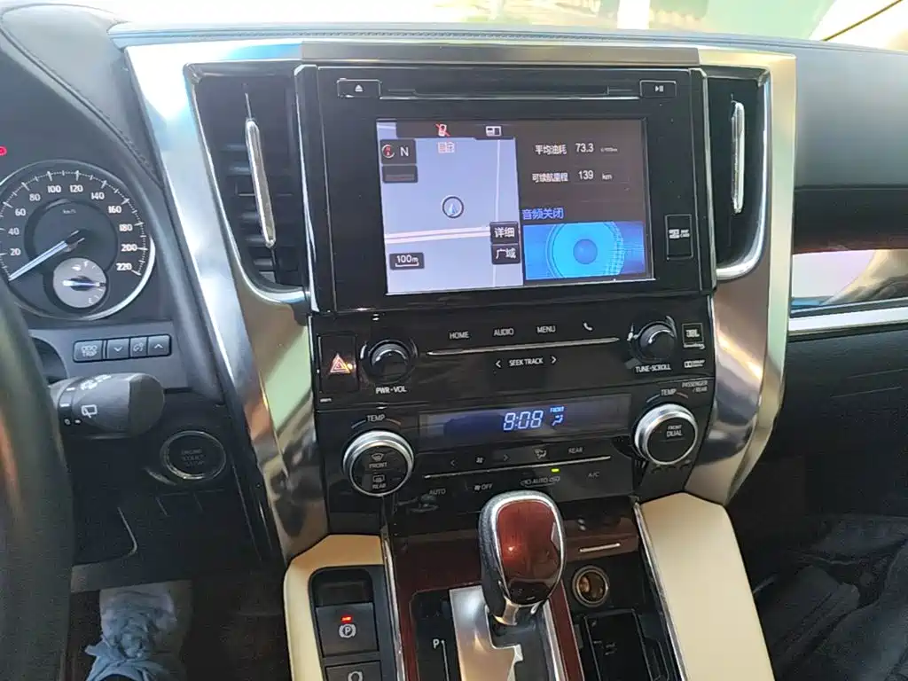 Toyota Alphard 2017 — фото 13
