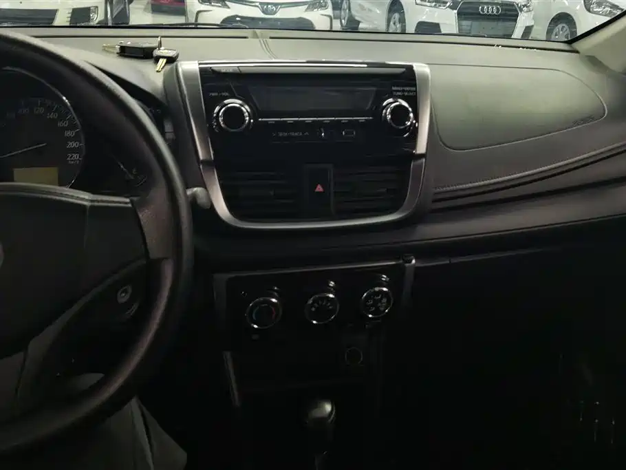Toyota Yaris L 2018 — фото 13