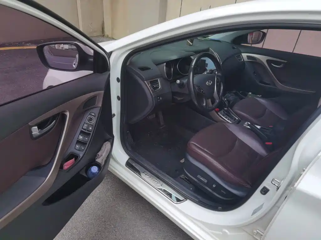Hyundai Elantra 2015 — фото 12