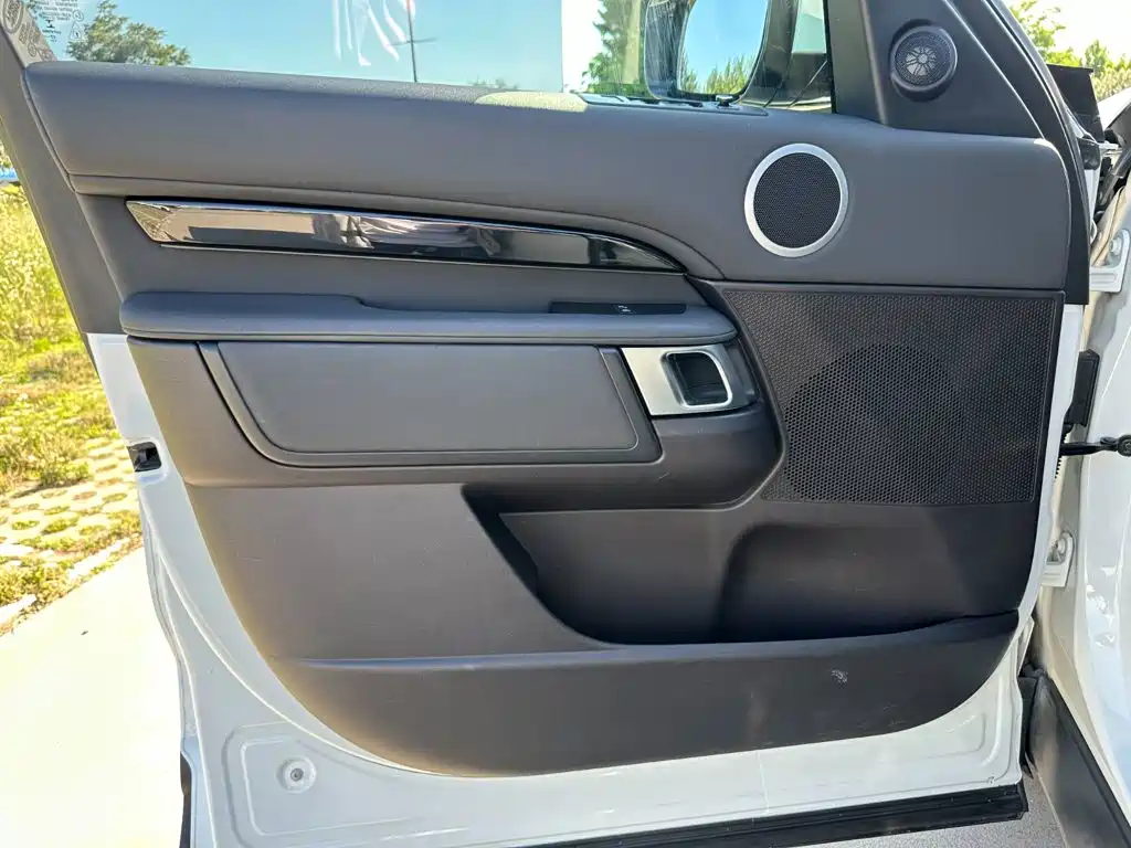 Land Rover Discovery 2018 — фото 13