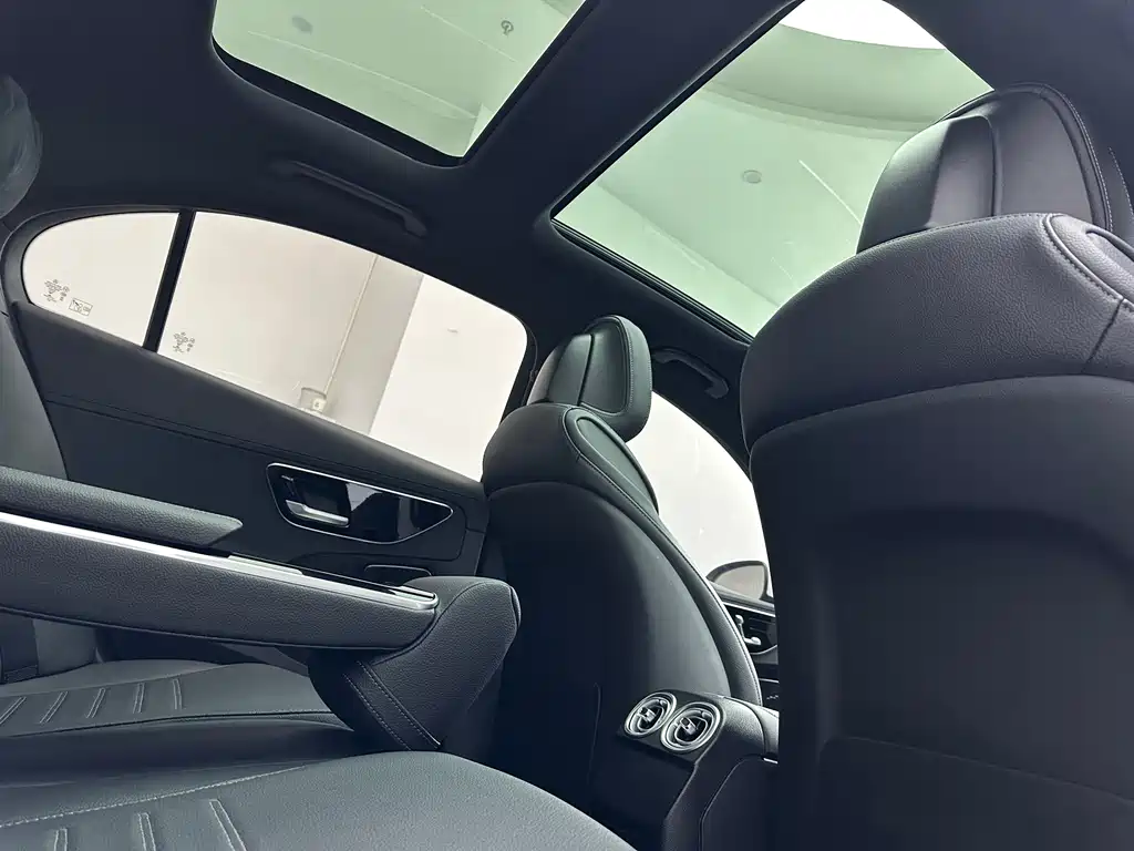 Mercedes-Benz C-Class 2023 — фото 27