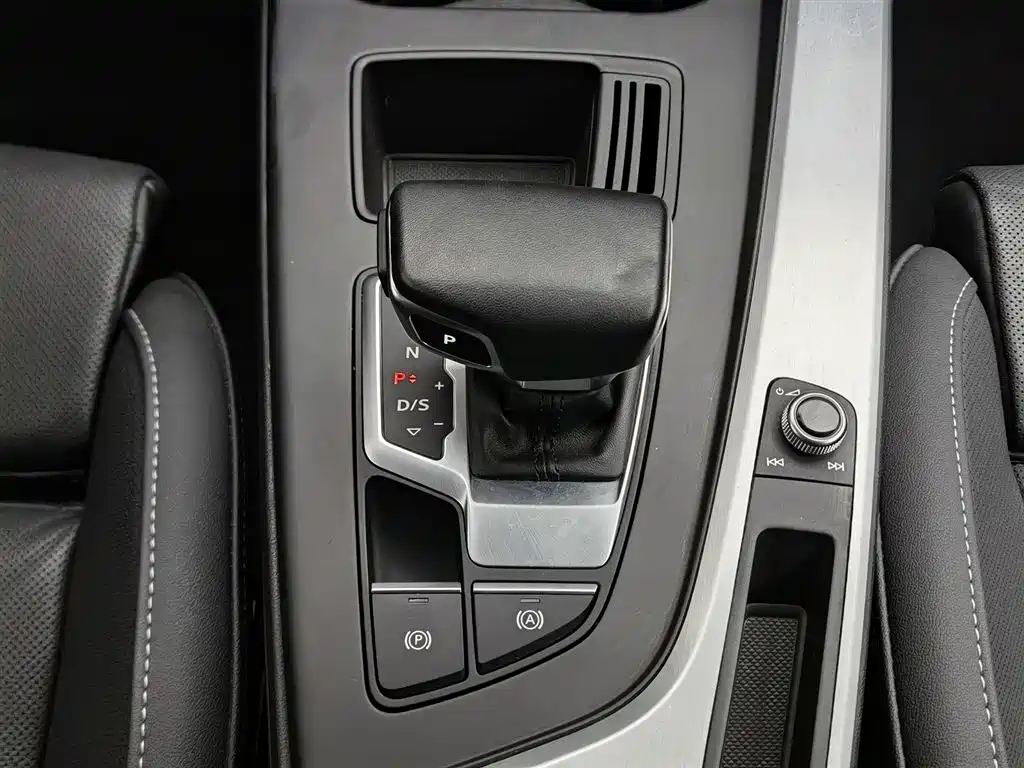 Audi A4L 2023 — фото 13