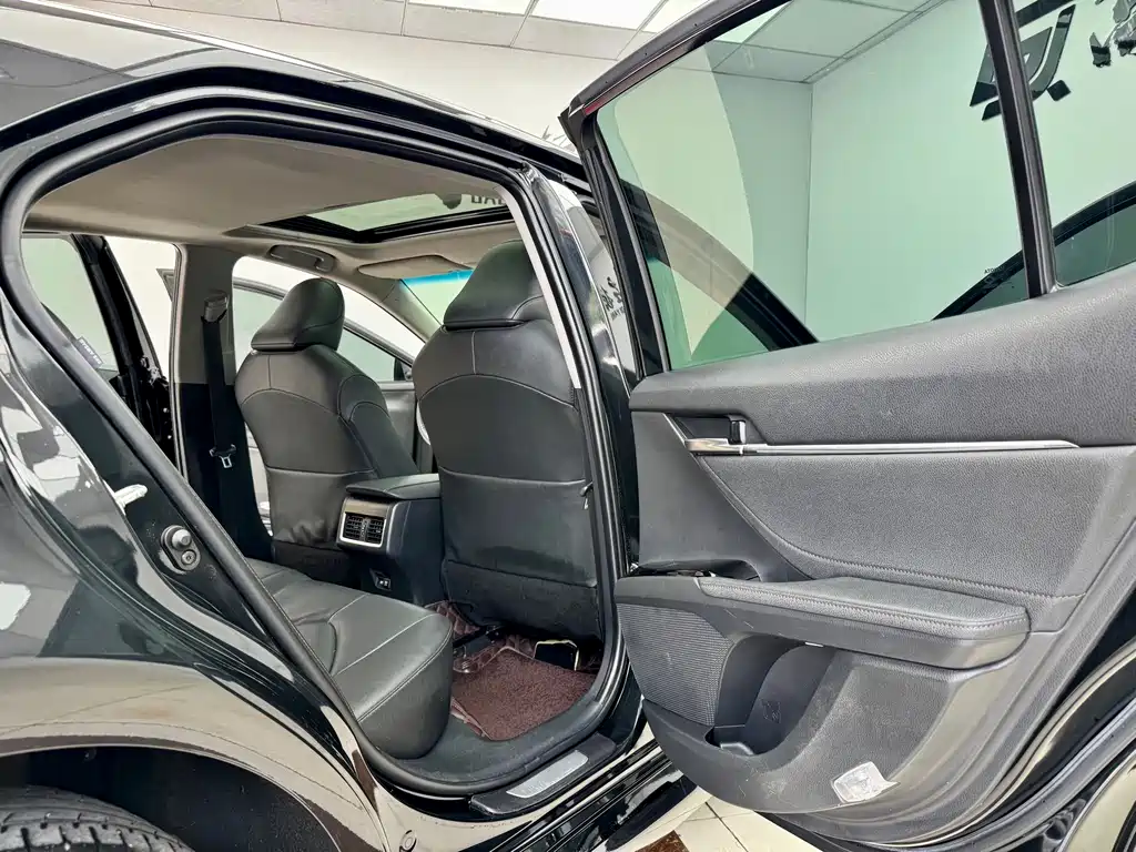 Toyota Camry 2023 — фото 11